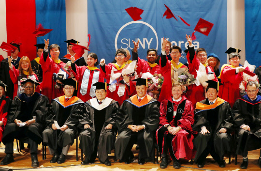 13일 오후 인천시 연수구 인천글로벌캠퍼스에서 열린 '한국뉴욕주립대 졸업식'에서 졸업생들이 학사모를 던지며 졸업을 기뻐하고 있다. 이들은 인천글로벌캠퍼스 1호 입주대학인 한국뉴욕주립대의 첫 학부 졸업생이다.